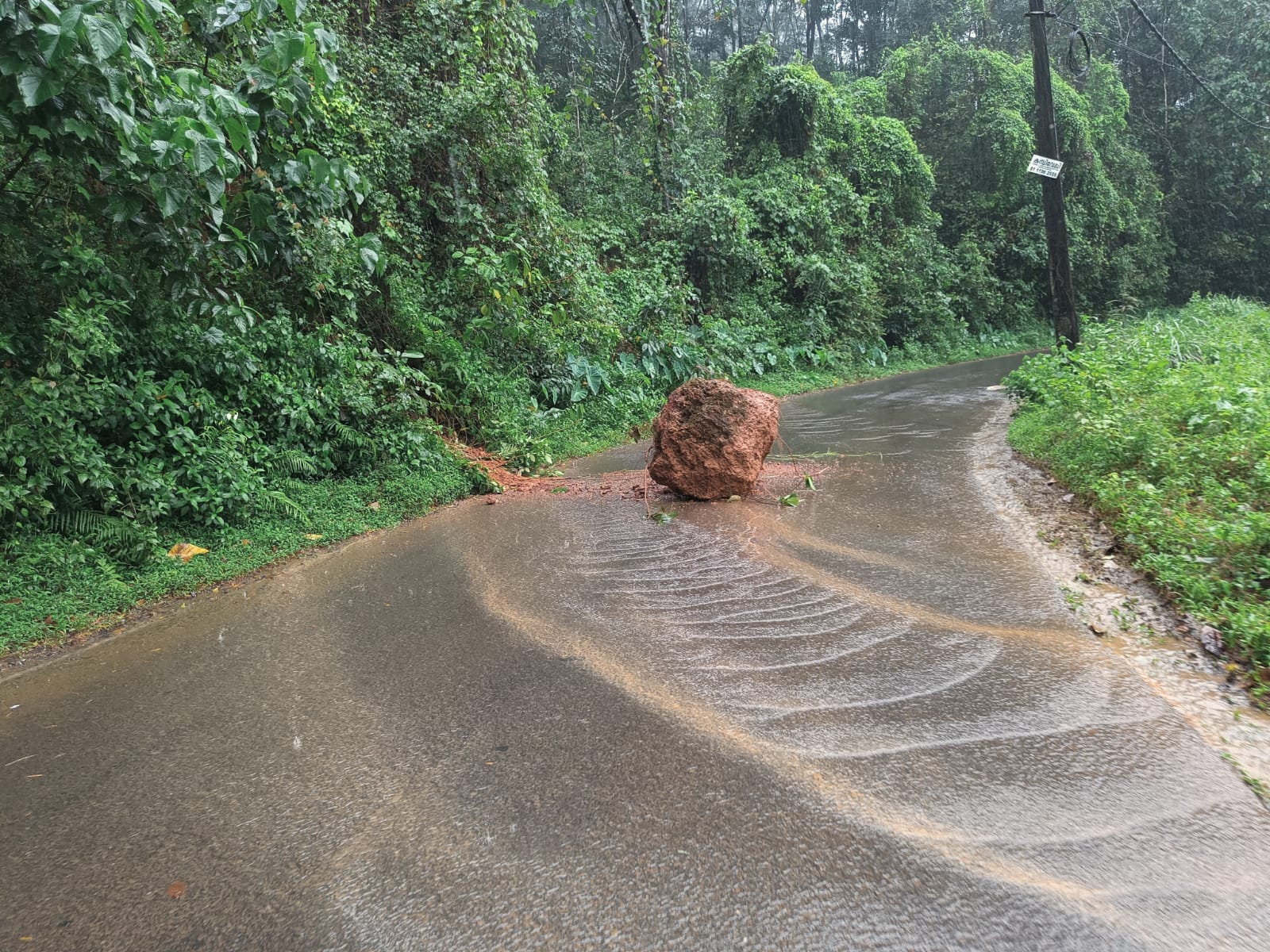 കൂറ്റന്‍ പാറ റോഡിലേക്ക് പതിച്ചു