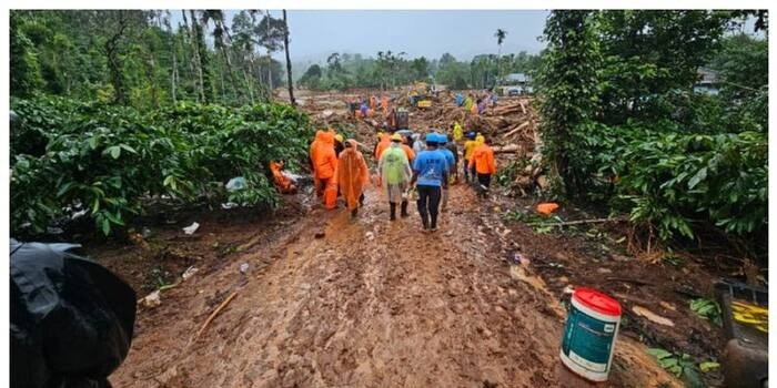 വയനാട് പടവെട്ടിക്കുന്നില്‍ നിന്നും 4 പേരെ ജീവനോടെ രക്ഷപ്പെടുത്തി സൈന്യം