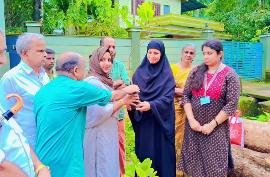 കശുമാവിന്‍ തൈ വിതരണം ചെയ്തു