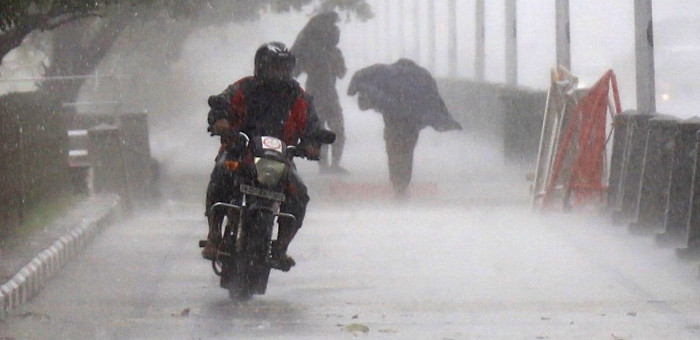 അതിശക്തമായ മഴക്ക് സാധ്യത;റെഡ് അലേര്‍ട്ടുള്ള ജില്ലകളില്‍ അതീവ ജാഗ്രത,കണ്‍ട്രോള്‍ റൂമുകള്‍ തുറന്നു