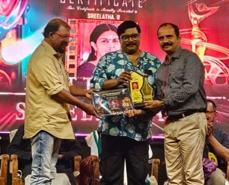 സൗത്ത് ഇന്ത്യന്‍ സിനിമ ടെലിവിഷന്‍ അക്കാദമിയുടെ മികച്ച അധ്യാപകനുള്ള അവാര്‍ഡ് കൊട്ടിയൂര്‍ സ്വദേശി ഗിരീഷ് കുമാര്‍ ഏറ്റുവാങ്ങി