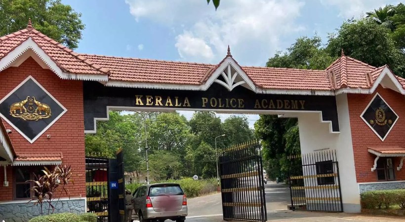 തൃശൂര്‍ കേരള പൊലീസ് അക്കാദമിയില്‍ ലക്ഷങ്ങള്‍ വില വരുന്ന രണ്ട് ചന്ദനമരങ്ങള്‍ മോഷണം പോയി