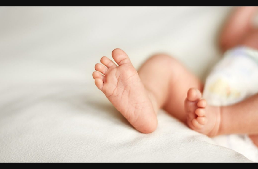 ആശുപത്രി കോമ്പൗണ്ടിലെ കാറിനുള്ളിൽ പ്രസവം, രക്ഷകരായി ഡോക്ടർമാർ