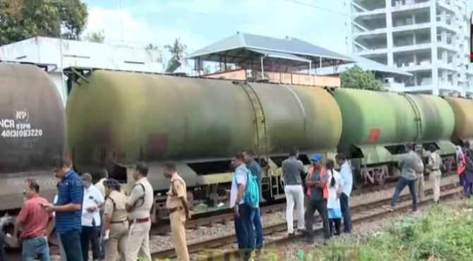 തിരുവനന്തപുരത്ത് നിര്‍ത്തിയിട്ടിരുന്ന ഗുഡ്‌സ് ട്രെയിന്‍ ടാങ്കറില്‍ തീപിടുത്തം