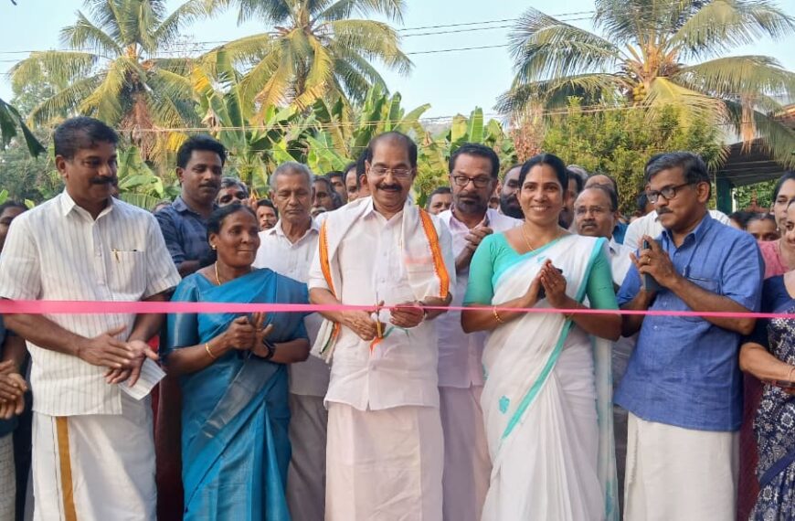 വലിയപറമ്പിന്‍കരി അംഗന്‍വാടി -കുരിശുപള്ളി റോഡ് ഉദ്ഘാടനം ചെയ്തു
