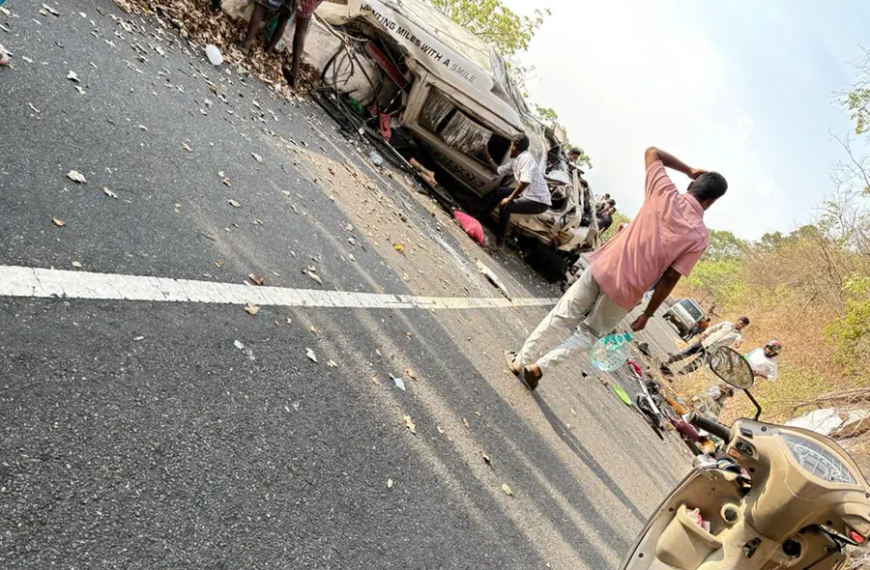 വാൽപ്പാറയിൽ വൻ അപകടം, മിനിവാൻ കൊക്കയിലേക്ക് മറിഞ്ഞ് മലപ്പുറം സ്വദേശികളായ 9 അധ്യാപകർക്ക് ജീവൻ നഷ്ടം, 7 പേരും സ്ത്രീകൾ; 4 പേർക്ക് ഗുരുതര പരിക്ക്