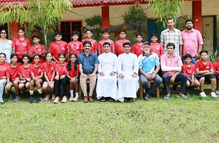 സംസ്ഥാന മിനി ഹാന്‍ഡ്‌ബോള്‍ ചാമ്പ്യന്‍ഷിപ്പില്‍ പങ്കെടുക്കാന്‍ യോഗ്യത നേടിയ വിദ്യാര്‍ത്ഥികളെയും, പരിശീലകനെയും അനുമോദിച്ചു