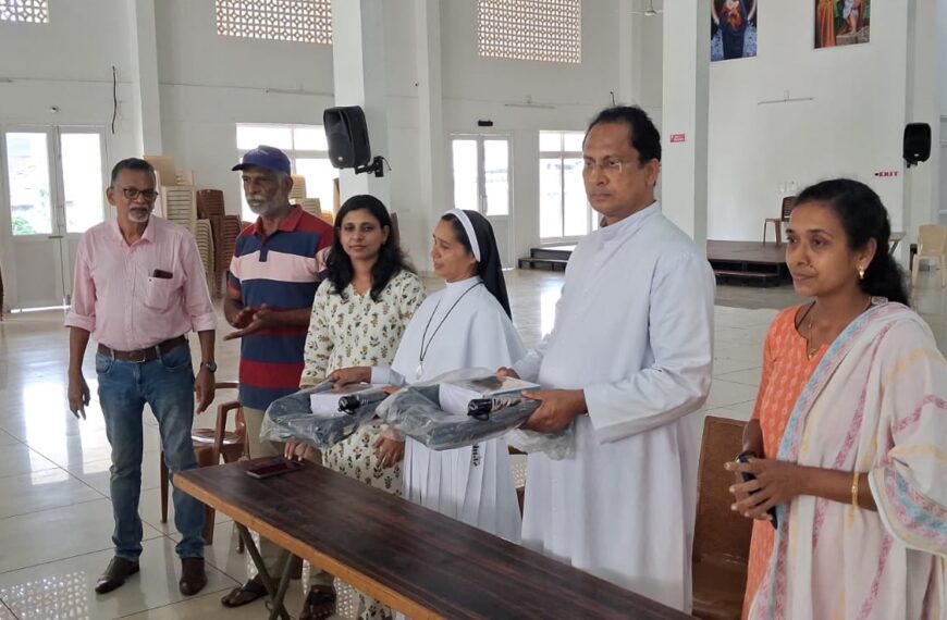 പഠനോപകരണങ്ങള്‍ വിതരണം ചെയ്തു