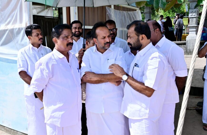പയ്യാമ്പലത്ത് തിരയില്‍പ്പെട്ട രണ്ട് കര്‍ണാടക സ്വദേശികളെ രക്ഷപ്പെടുത്തി; ഒരാള്‍ക്കായി തിരച്ചില്‍ തുടരുന്നു