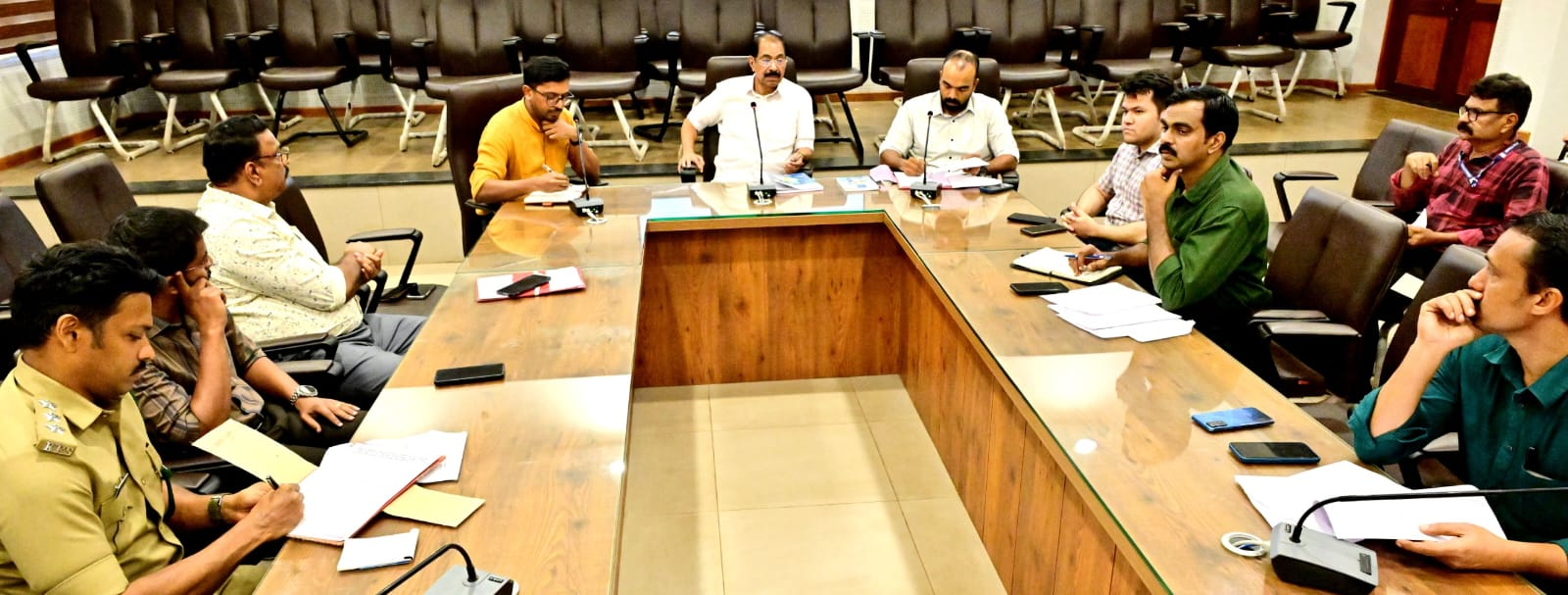 ആറളത്ത് ആനമതിൽ നിർമ്മാണം വേഗത്തിലാക്കാനും കാട് വെട്ടിത്തെളിക്കാനും നിർദ്ദേശിച്ചു മന്ത്രി അഡ്വ. സണ്ണി ജോസഫ്