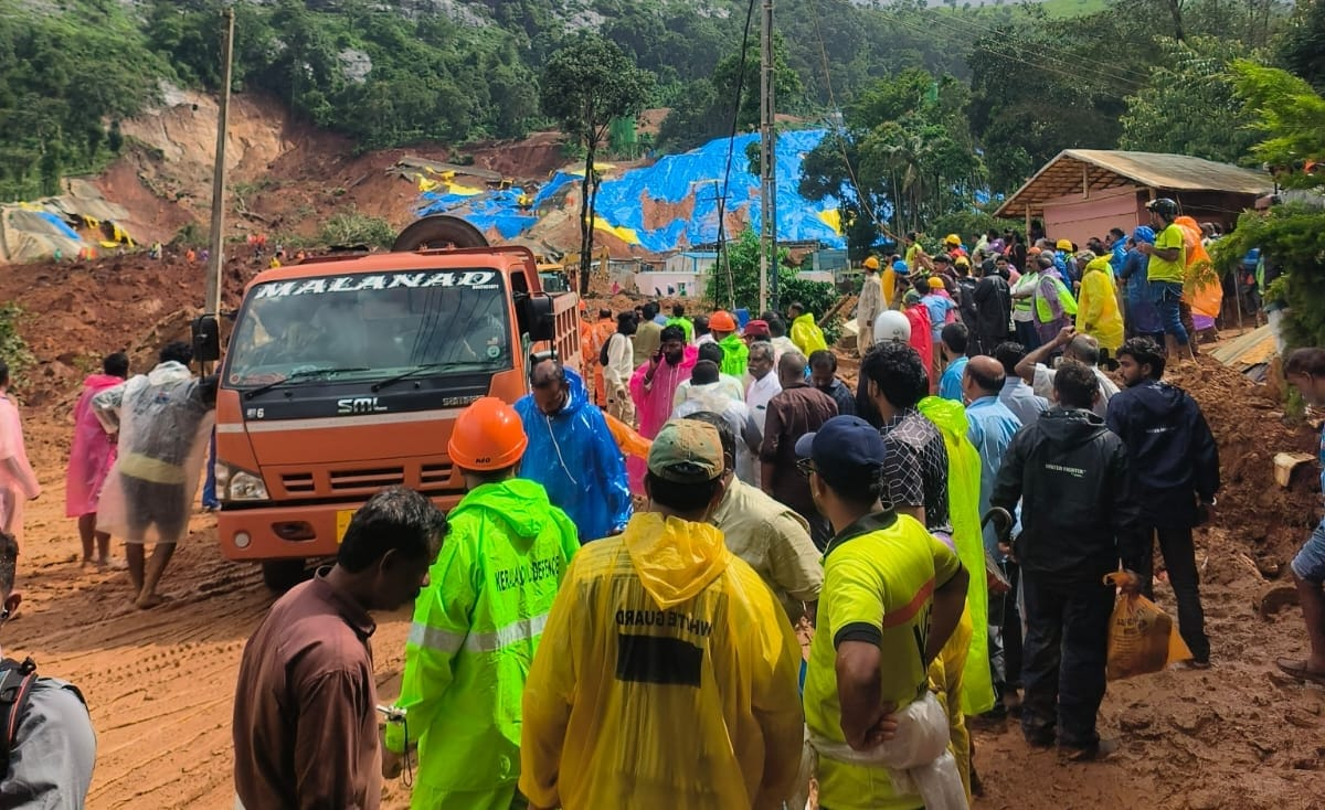 മണ്ണിനടിയിൽ ജീവന്റെ തുടിപ്പുണ്ടോ? കണ്ടെത്താൻ മൂവ്മെന്റ് ലോക്കേറ്റിംഗ് ക്യാമറയും 2 കെഡാവർ നായ്ക്കളെയും എത്തിച്ചു, തിരച്ചിൽ തുടരുന്നു;ദുരന്തത്തിൽ മരണം അഞ്ചായി