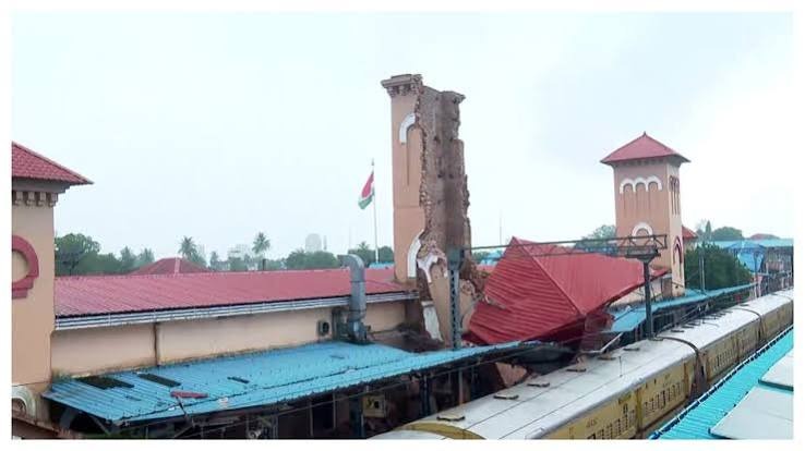 കോഴിക്കോട് റെയില്‍വേ സ്റ്റേഷനിലെ ക്ലോക്ക് ടവര്‍ തകര്‍ന്നു വീണു; ഒഴിവായത് വന്‍ദുരന്തം