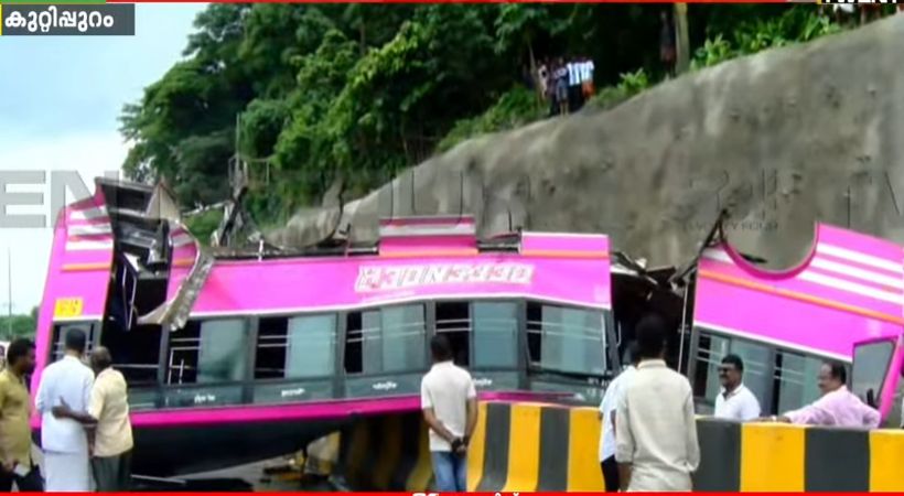 കുറ്റിപ്പുറത്ത് ബസ് കാറിന് മുകളിലേക്ക് മറിഞ്ഞ് അപകടം; ഒരാള് മരിച്ചു; നിരവധി പേര്ക്ക് പരുക്ക്