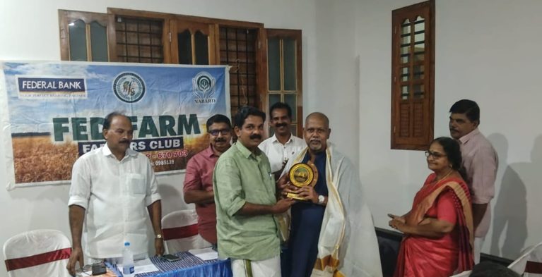 കര്‍ഷകരെ ആദരിച്ചു