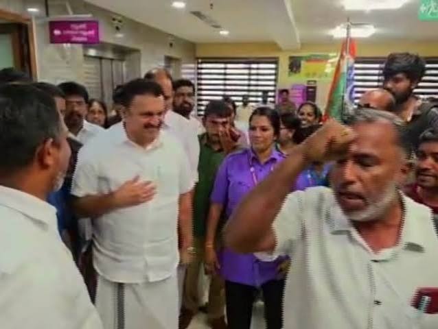 സര്‍ക്കാര്‍ ആശുപത്രിക്കുള്ളില്‍ കൊടിപിടിച്ച് മുദ്രാവാക്യം മുഴക്കി മന്ത്രിക്ക് സ്വീകരണം