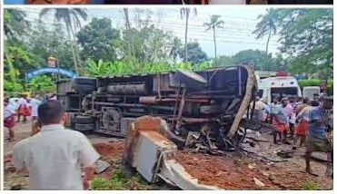 കൂത്താട്ടുകുളത്ത് ടൂറിസ്റ്റ് ബസ് മറിഞ്ഞ് 35 യാത്രക്കാര്‍ക്ക് പരിക്ക്, 4 പേരുടെ നില ഗുരുതരം; അപകടത്തില്‍പെട്ടത് വിവാഹസംഘം