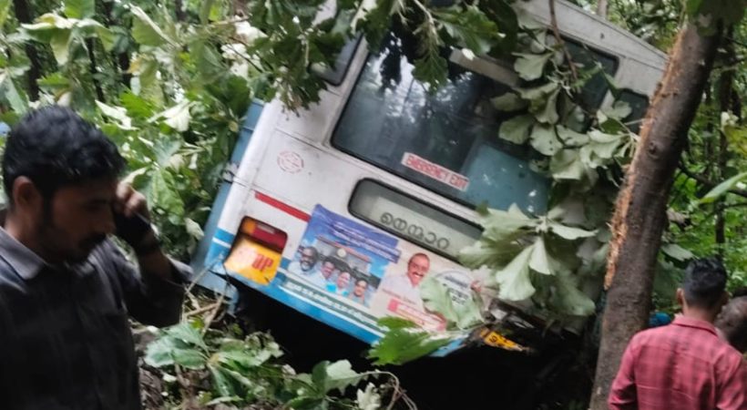 പാലക്കാട് നെന്മാറ പോത്തുണ്ടിയില്‍ കെഎസ്ആര്‍ടിസി ബസ് മറിഞ്ഞ് അപകടം