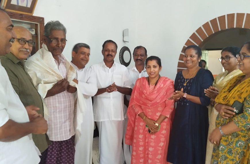 അധ്യാപകനെ ആദരിച്ചു